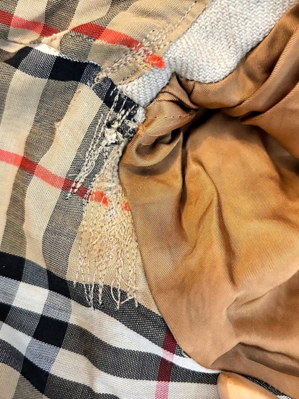 Men’s Burberry Plaid Lined Beige Trench Coat - Picture 10 of 10